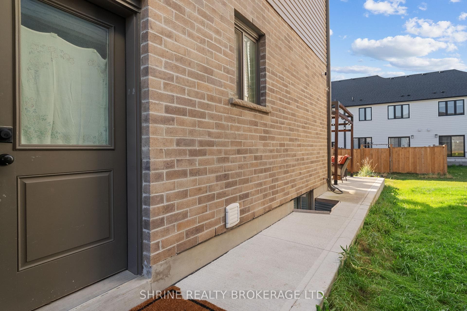 3719 Somerston Crescent photo 35
