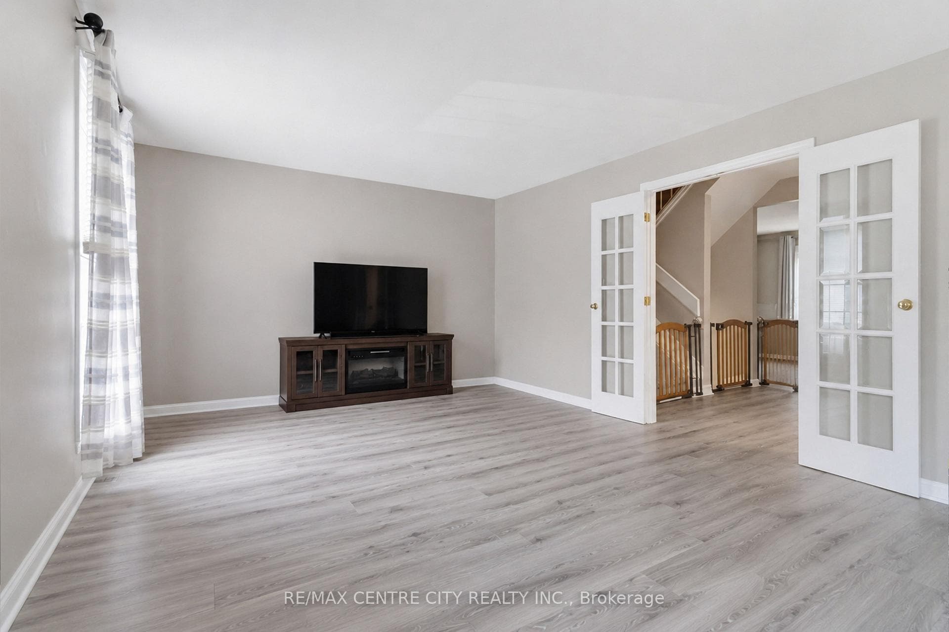 423 Everglade Crescent photo 8