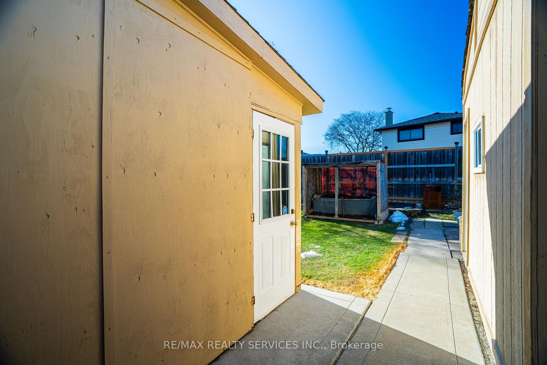 8 Edwin Drive photo 42