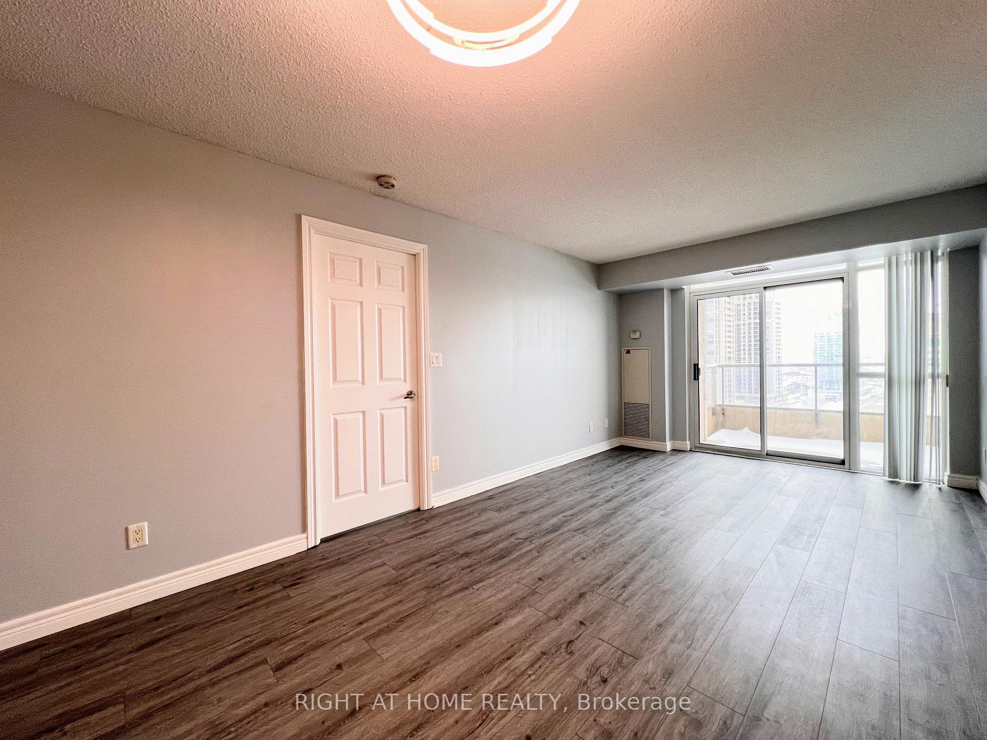 310 Burnhamthorpe Road Unit 1803 photo 9