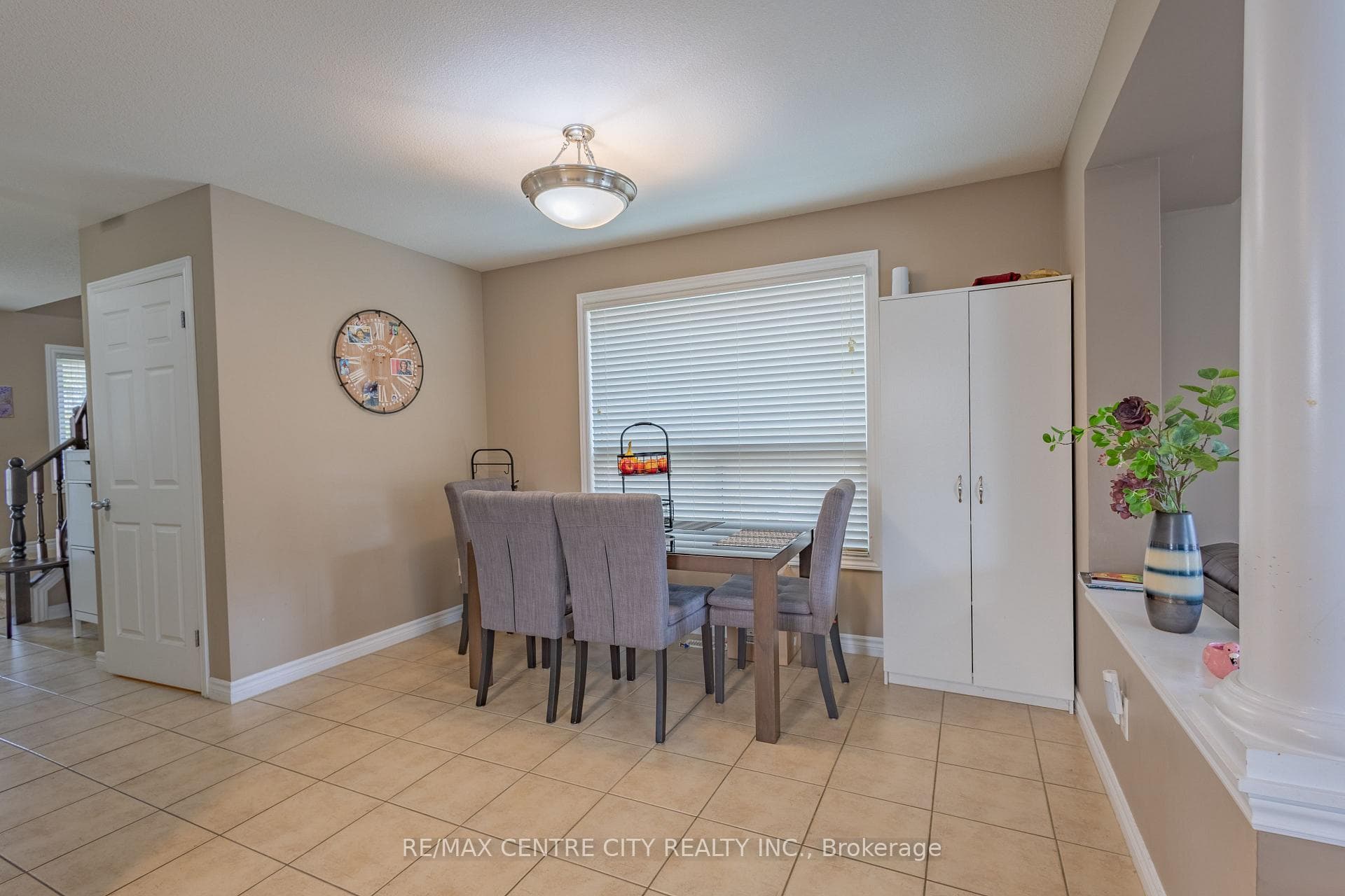 850 Queensborough Crescent photo 5