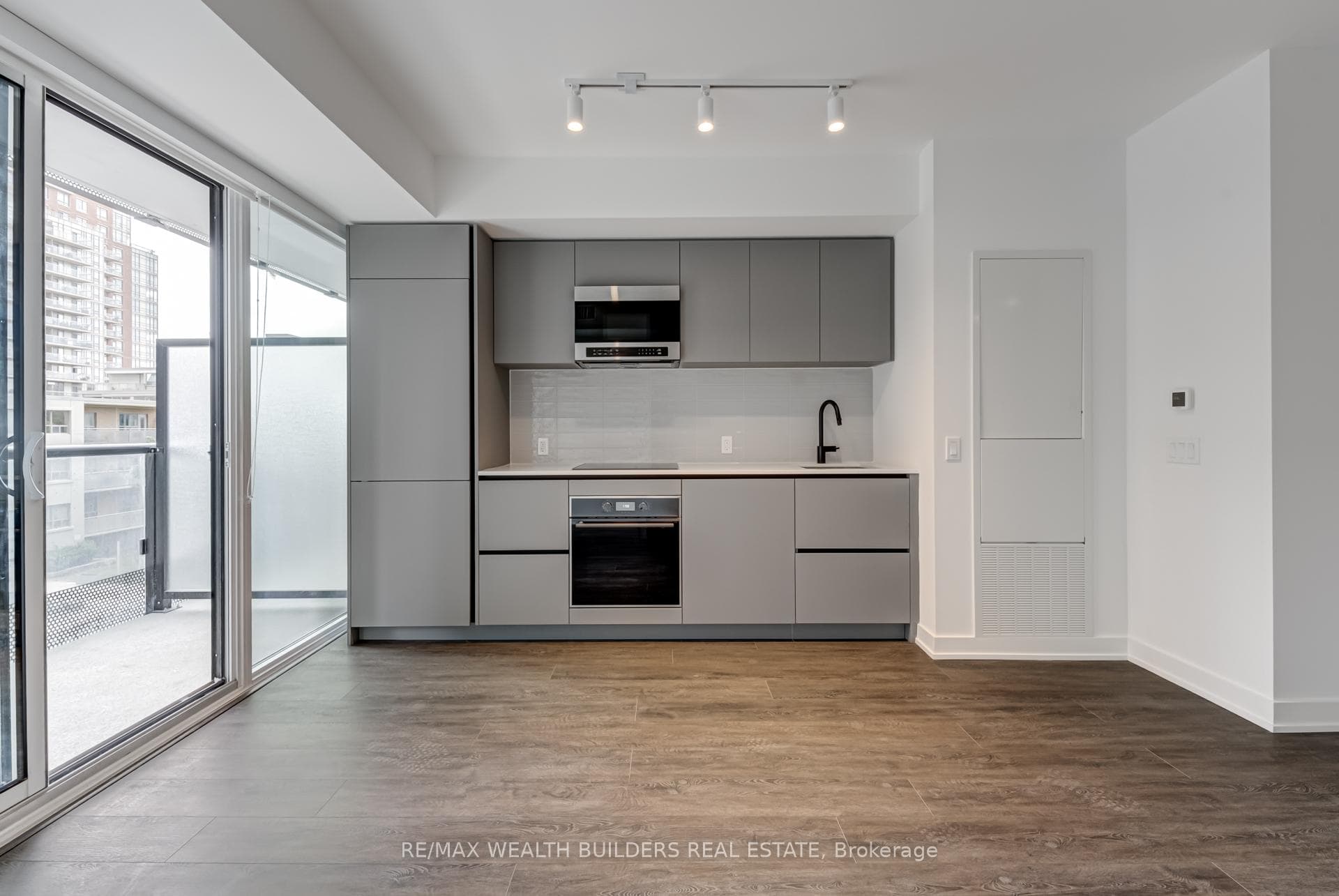117 Broadway Avenue Unit 305 photo 4
