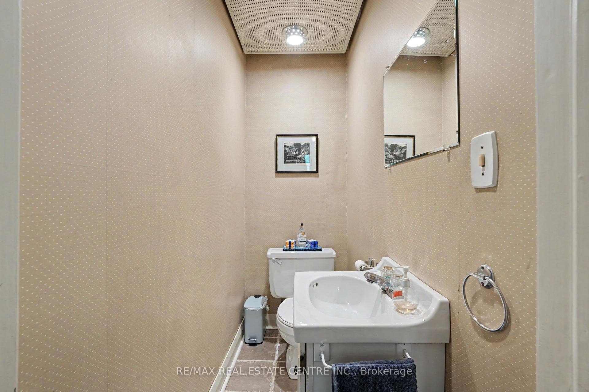 2068 Wellington Avenue photo 15