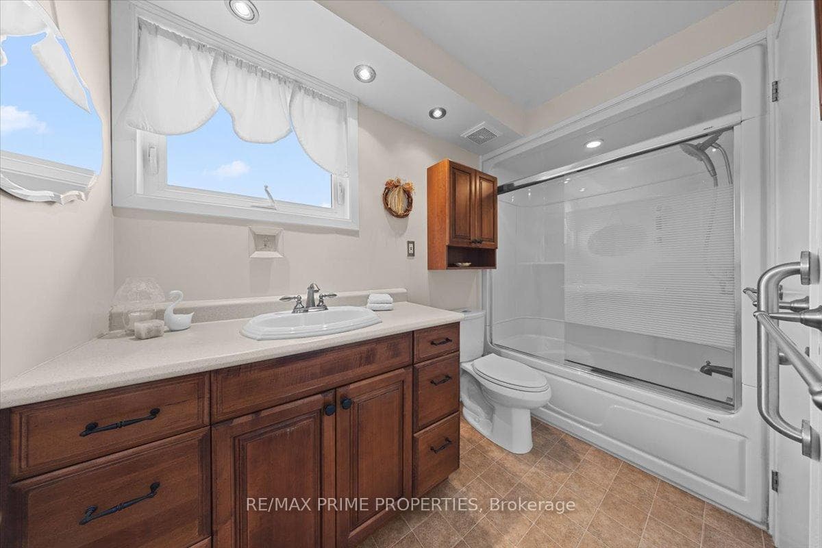 Cheater ensuite bathroom