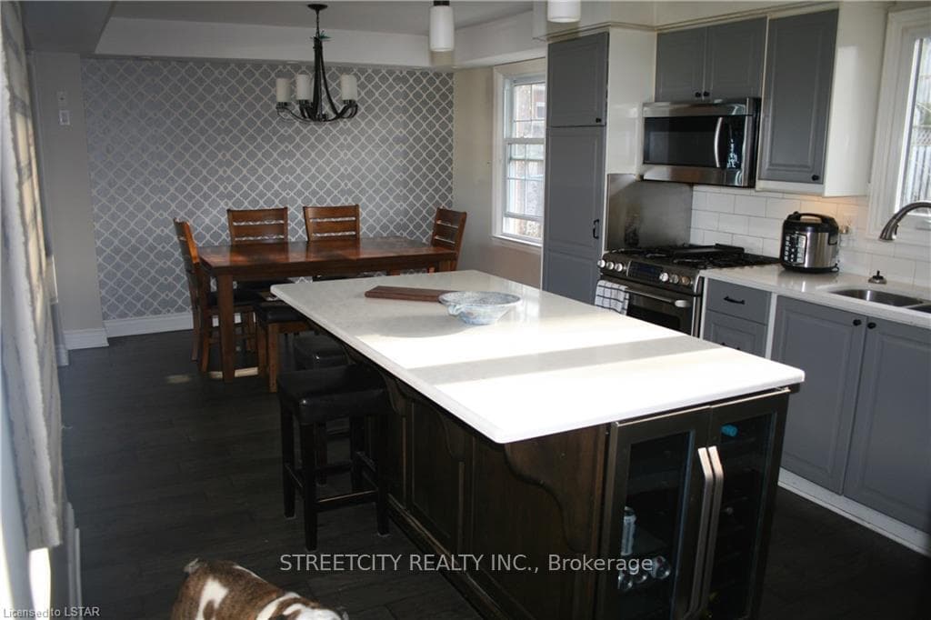 15 Cowan Avenue photo 9