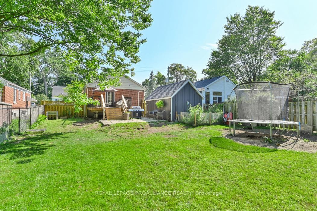 300 VICTORIA Avenue photo 26