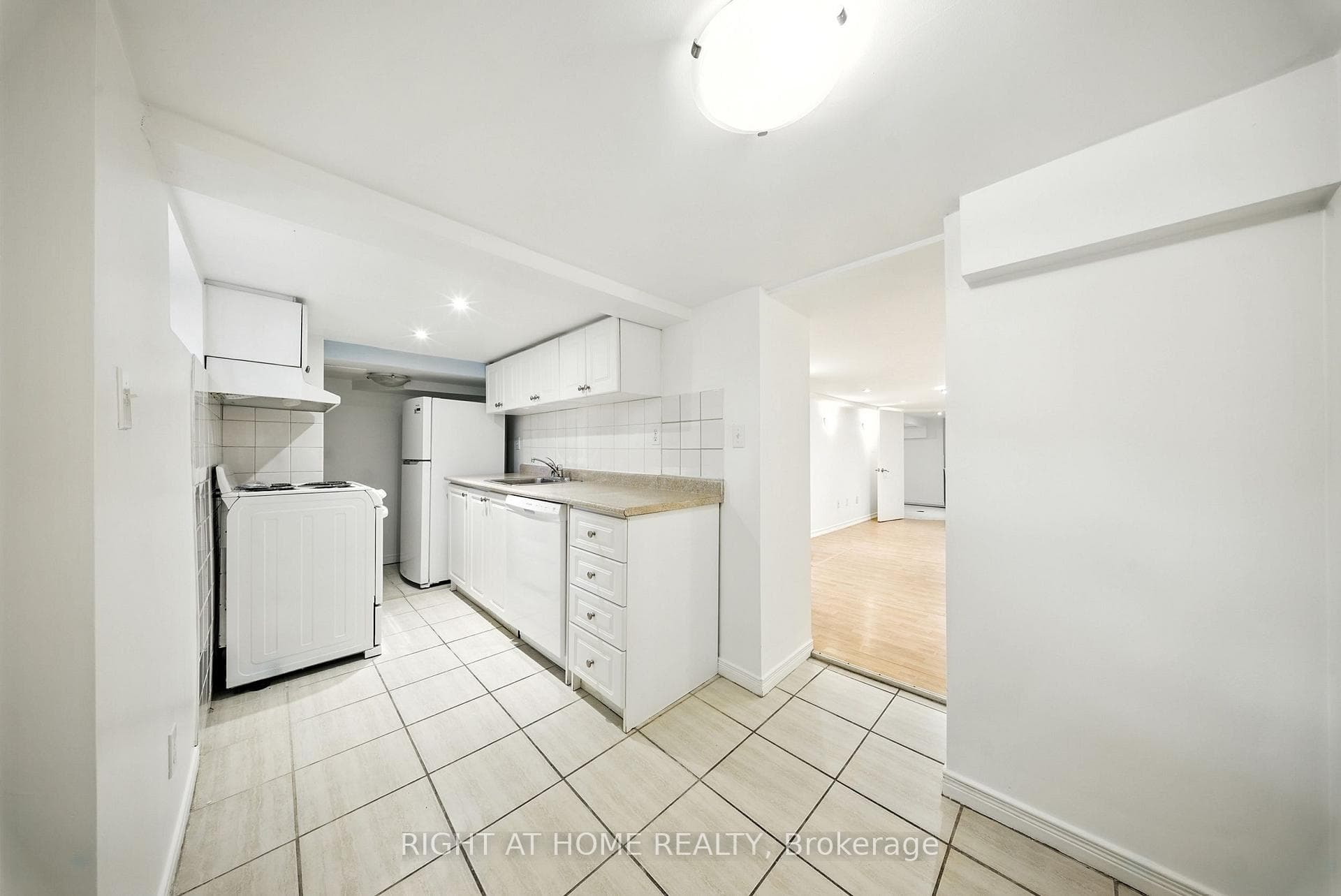 169 Lawrence Avenue Unit Bsmt photo 4