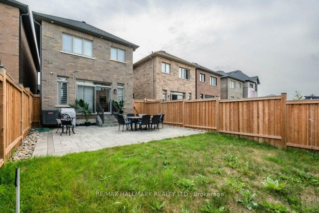 245 Cranbrook Crescent photo 35