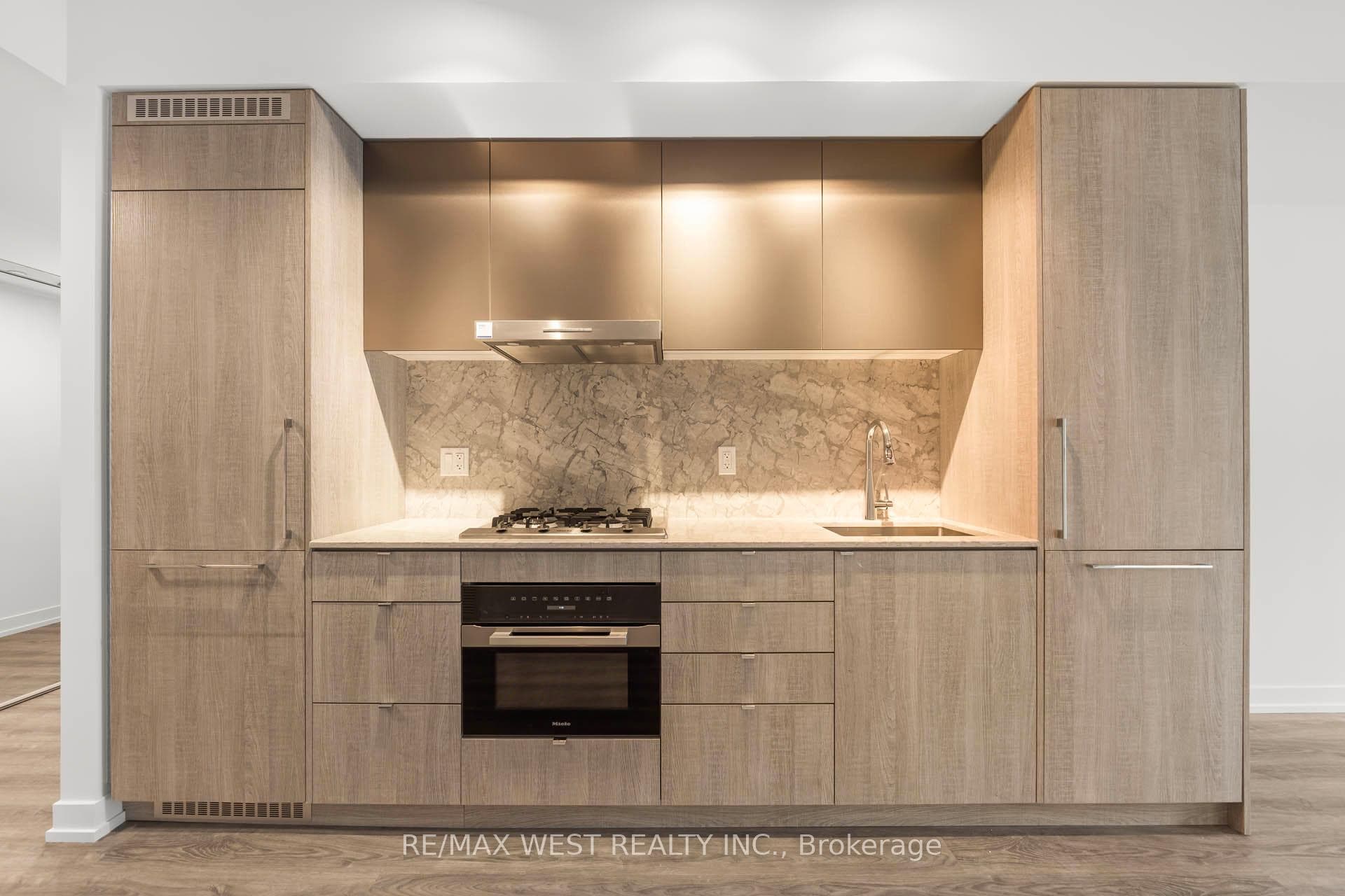 771 Yonge Street Unit 906 photo 3