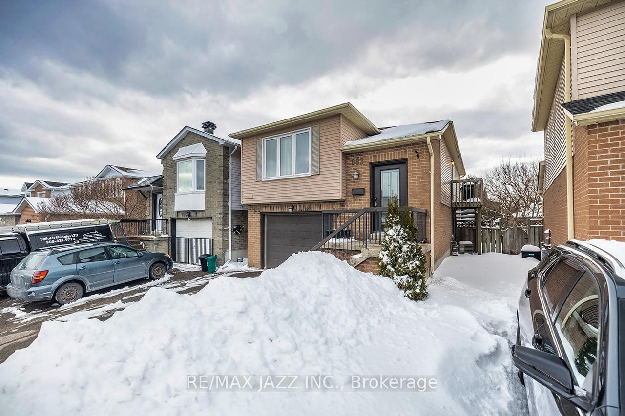 882 Attersley Drive photo 3