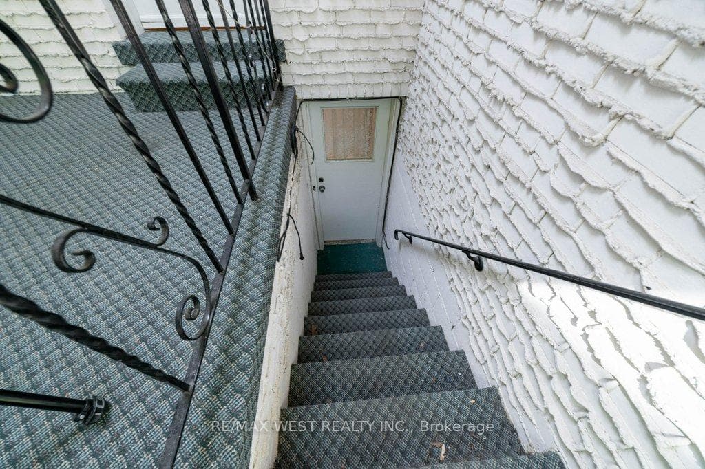 8 Farningham Crescent photo 30