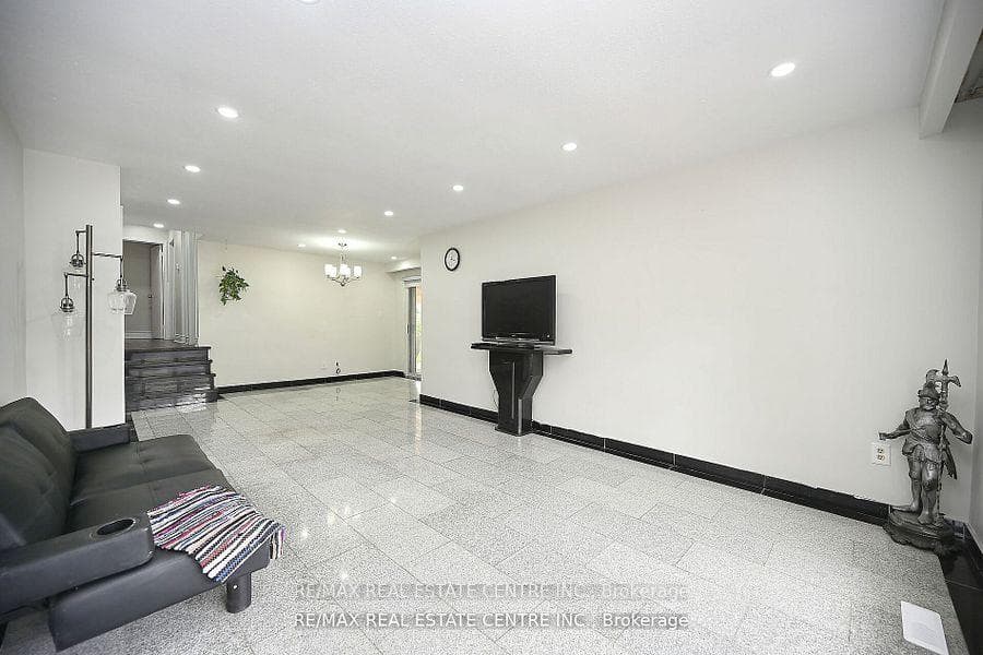 311 Fiona Terrace photo 9