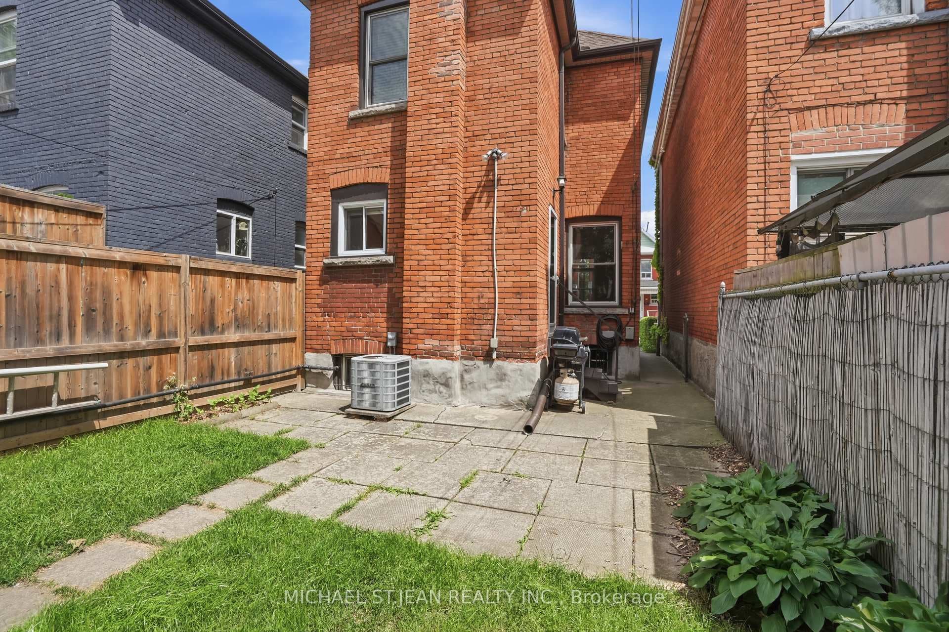 19 Huntley Street photo 35