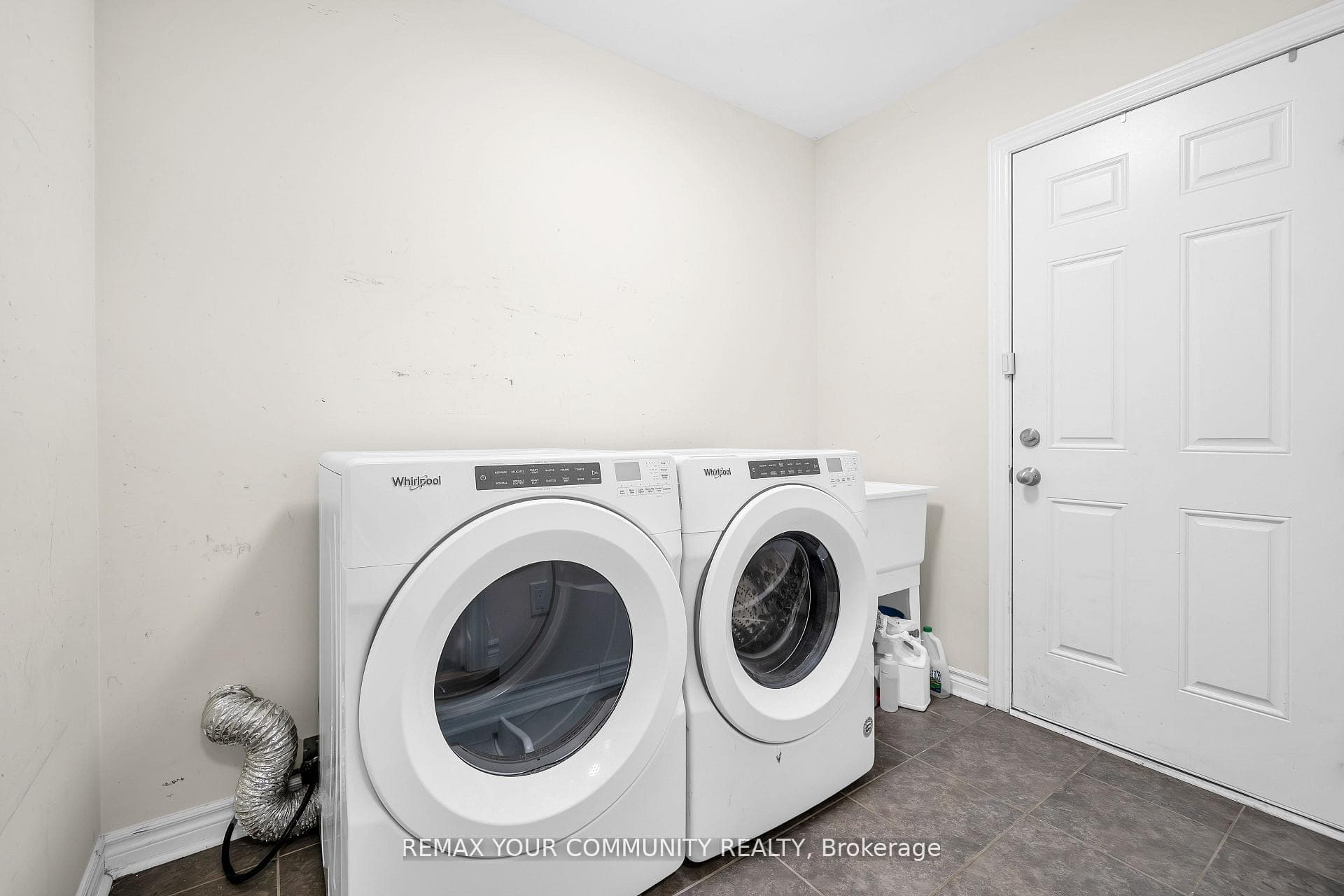 17 Adanac Drive photo 36