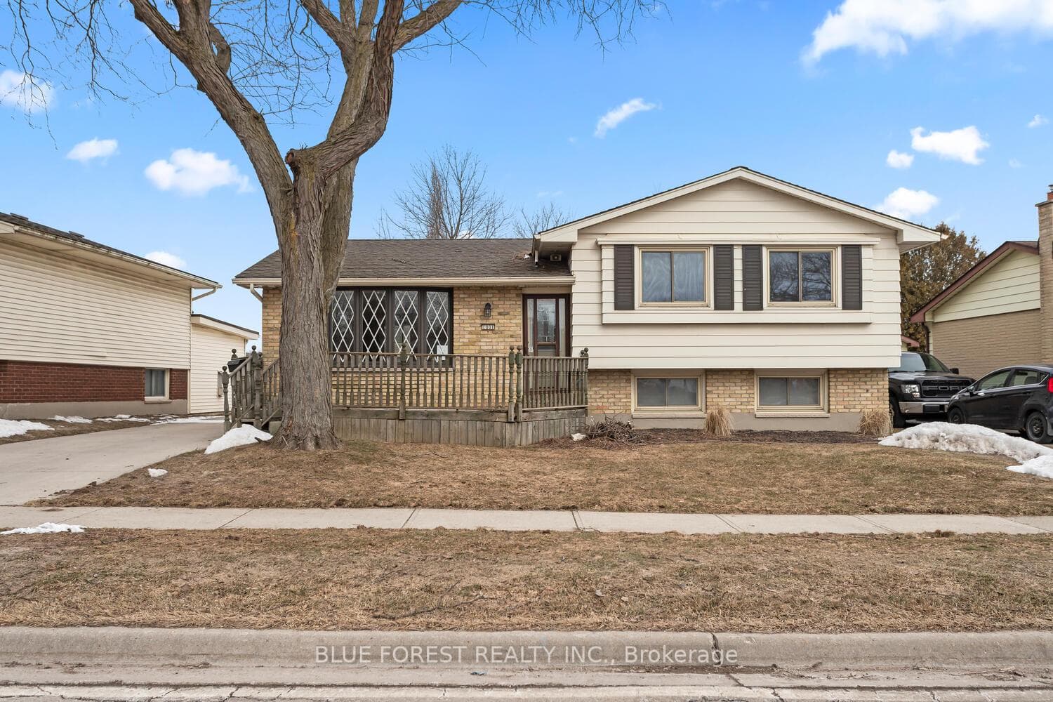 1001 Osgoode Drive photo 2