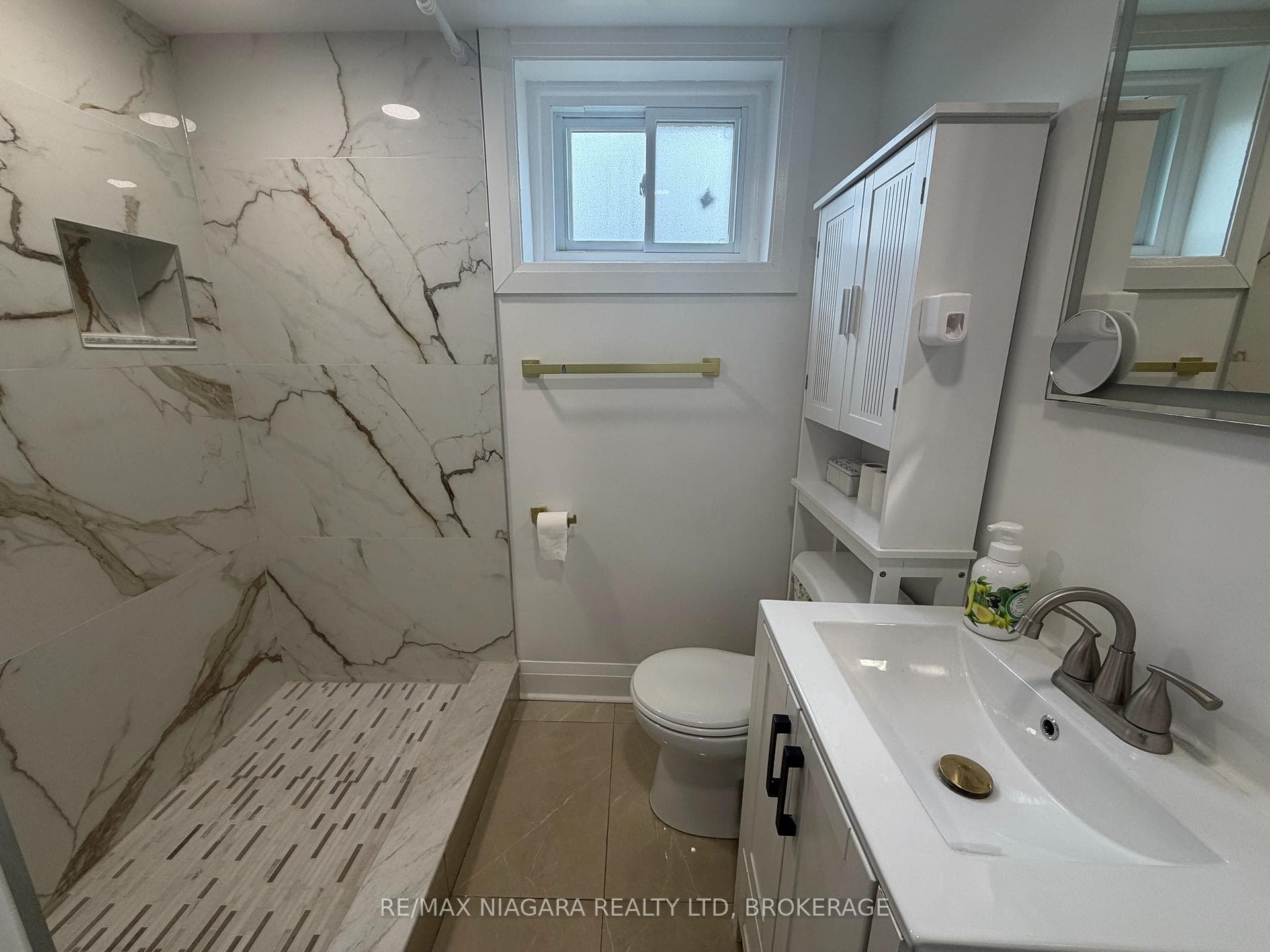 Gorgeous 3 piece bath.