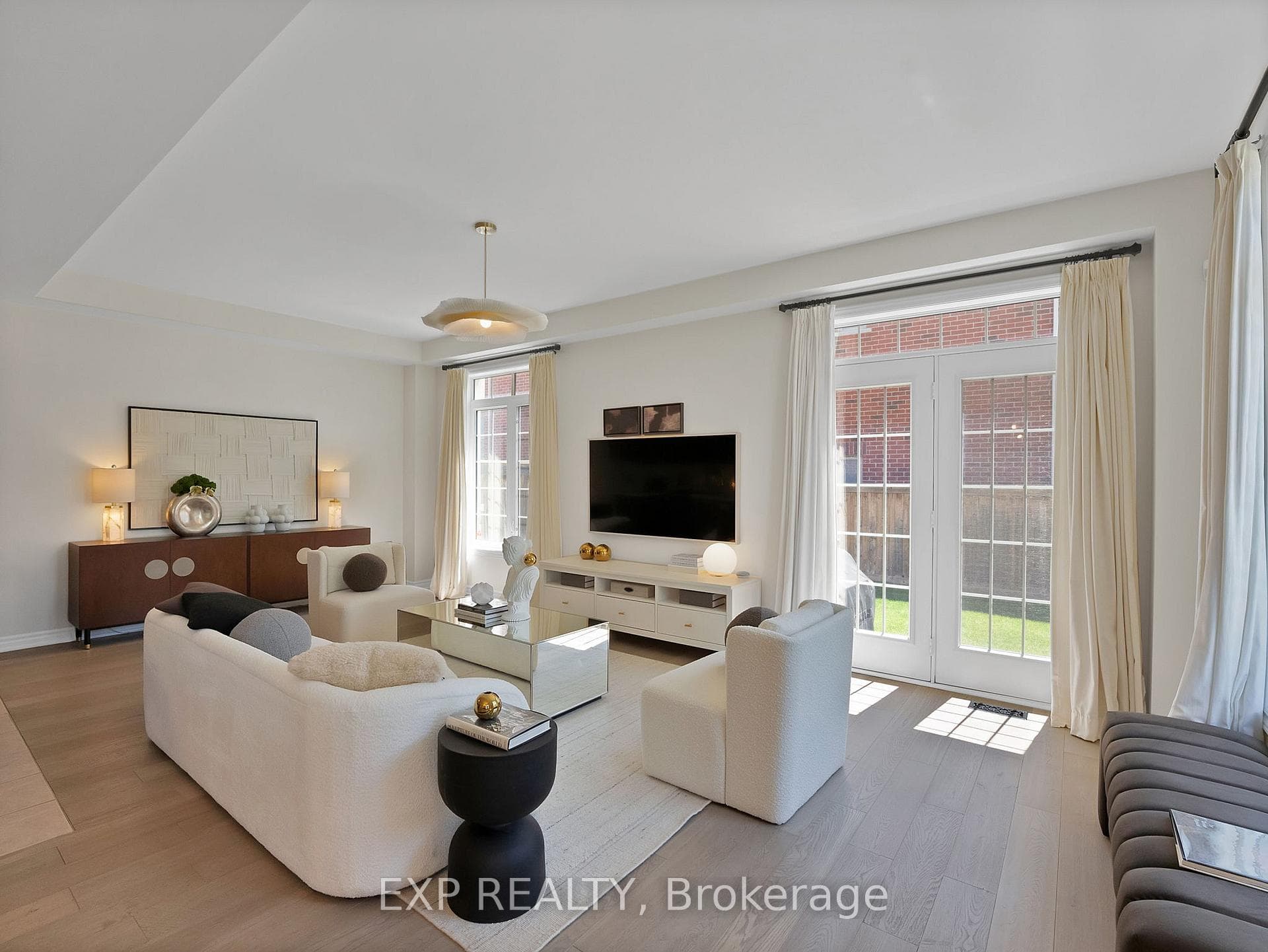 51 Living Crescent photo 7