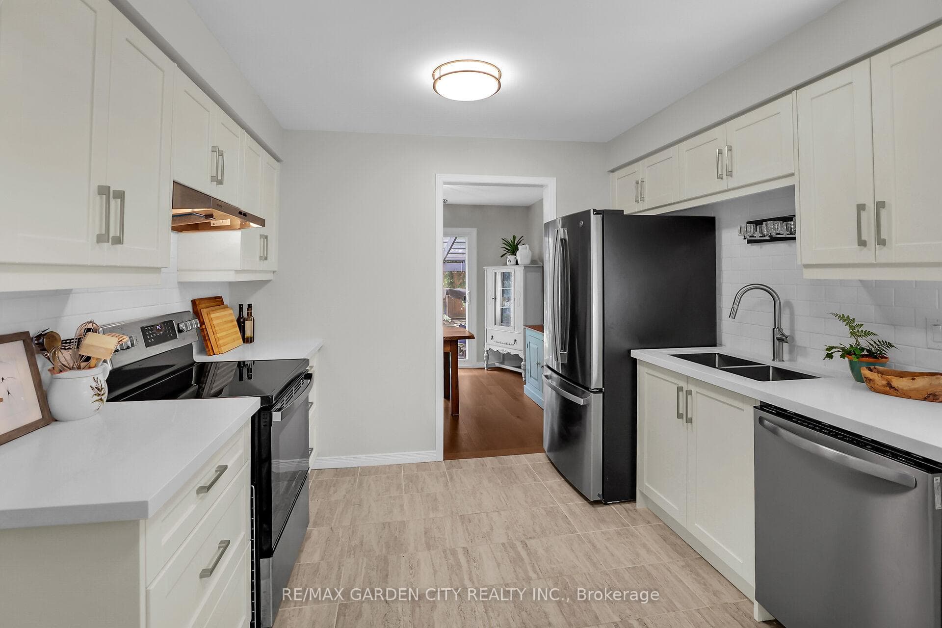 4542 Ivy Gardens Crescent photo 5
