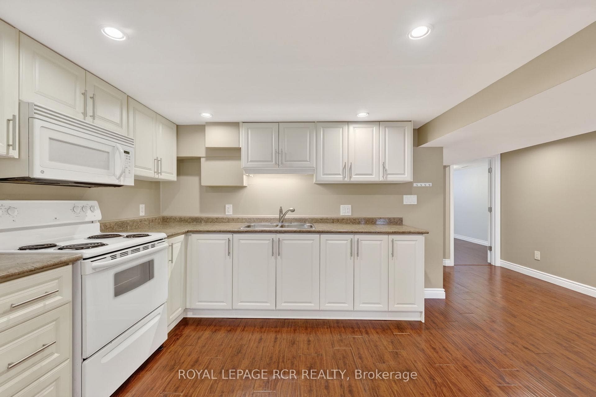 108 Allan Street photo 35