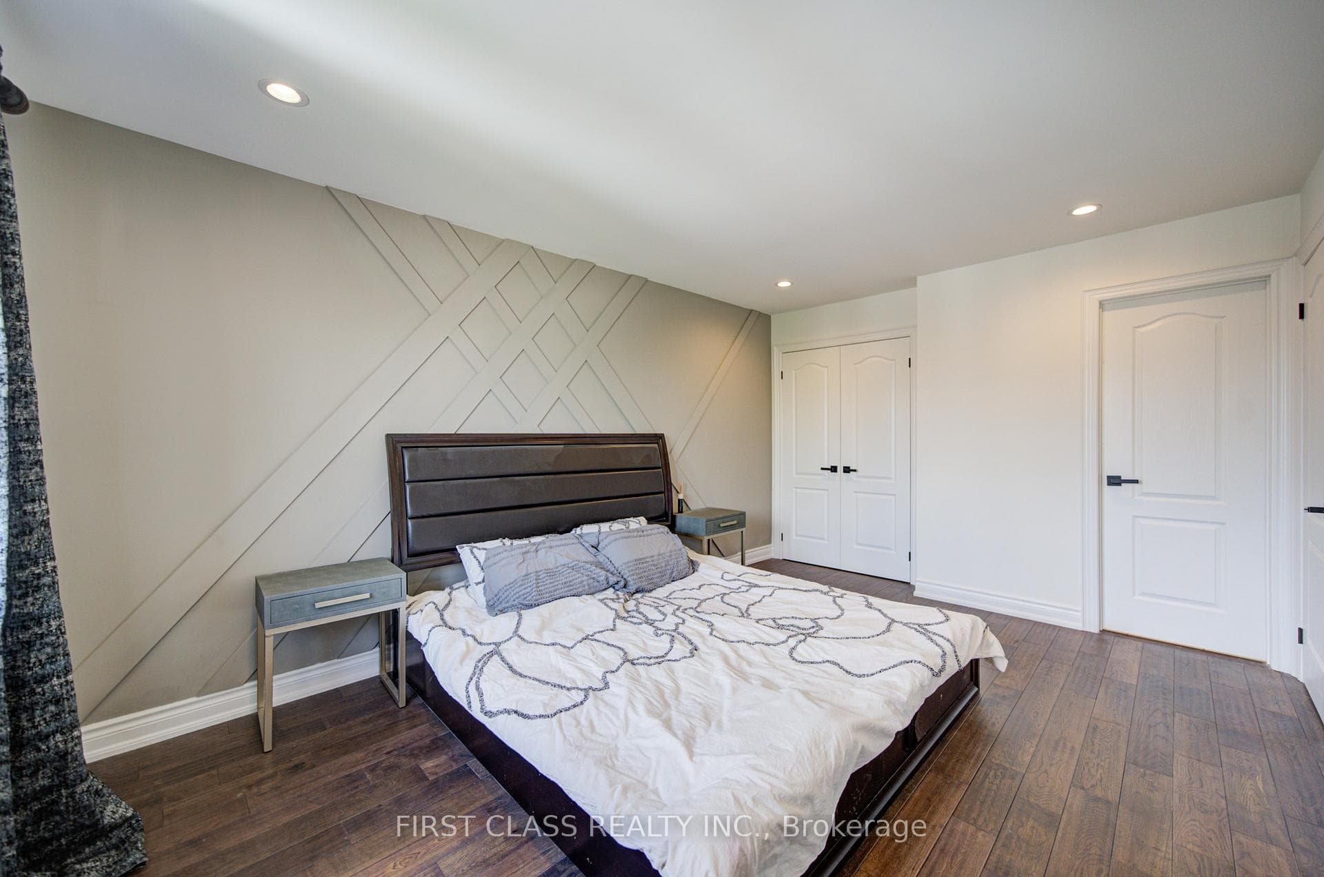 718 Peter Hall Drive photo 27