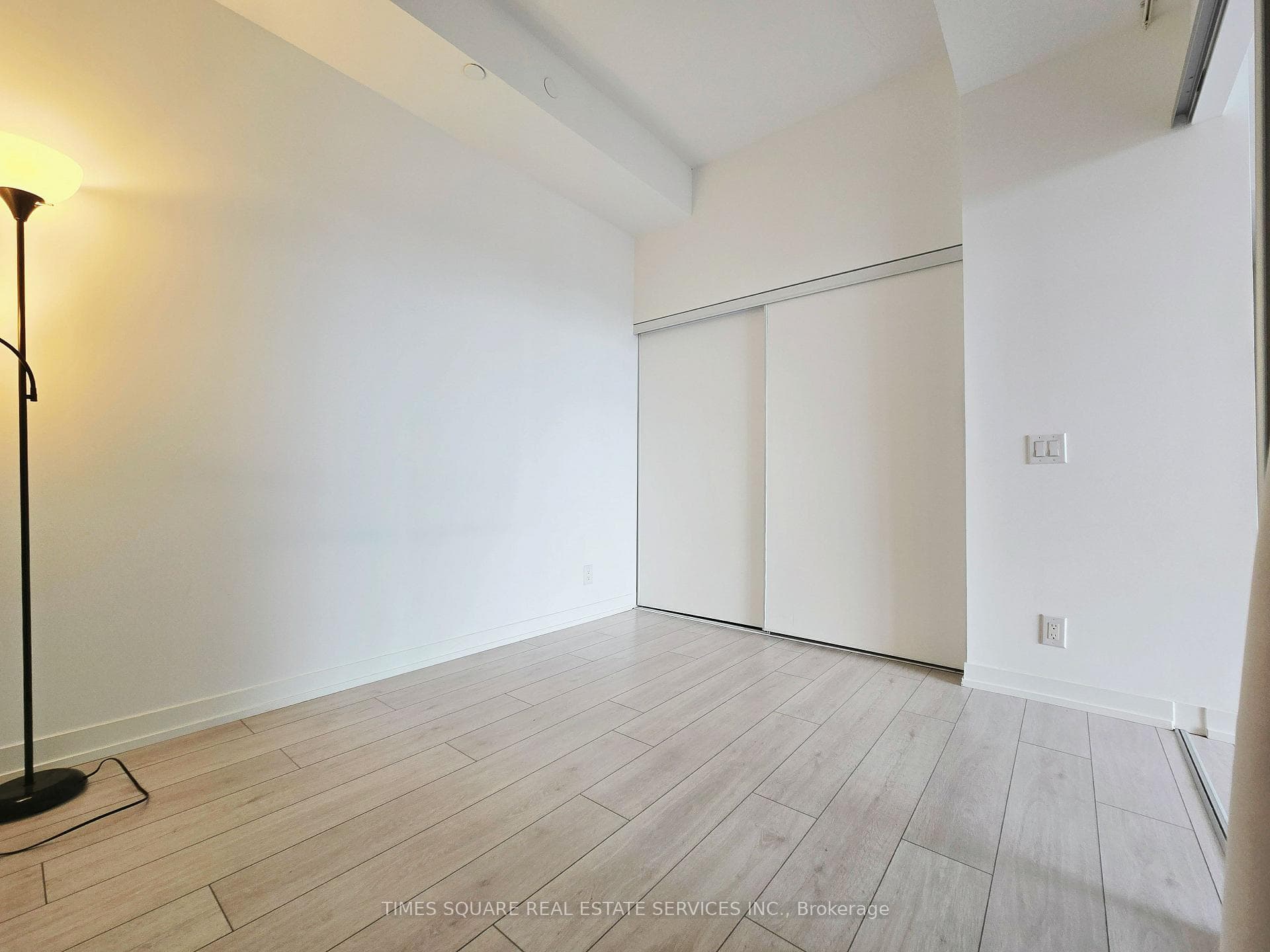 270 Dufferin Street Unit 912 photo 23