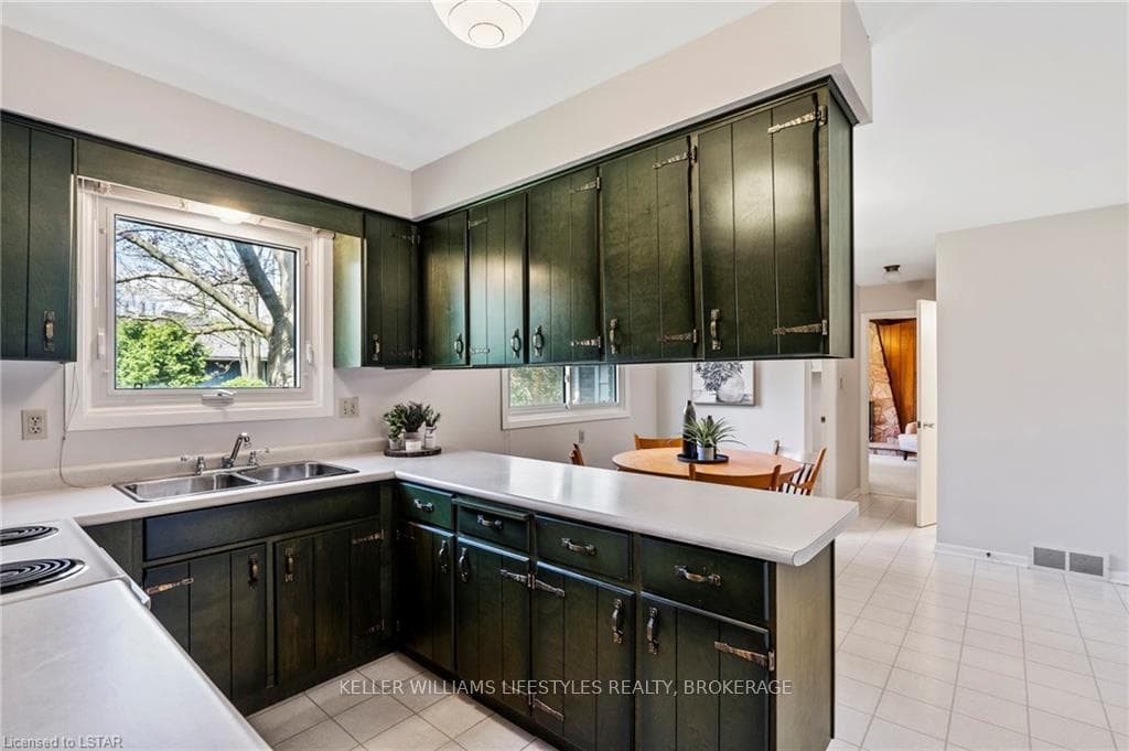 128 HILLSMOUNT Crescent photo 19