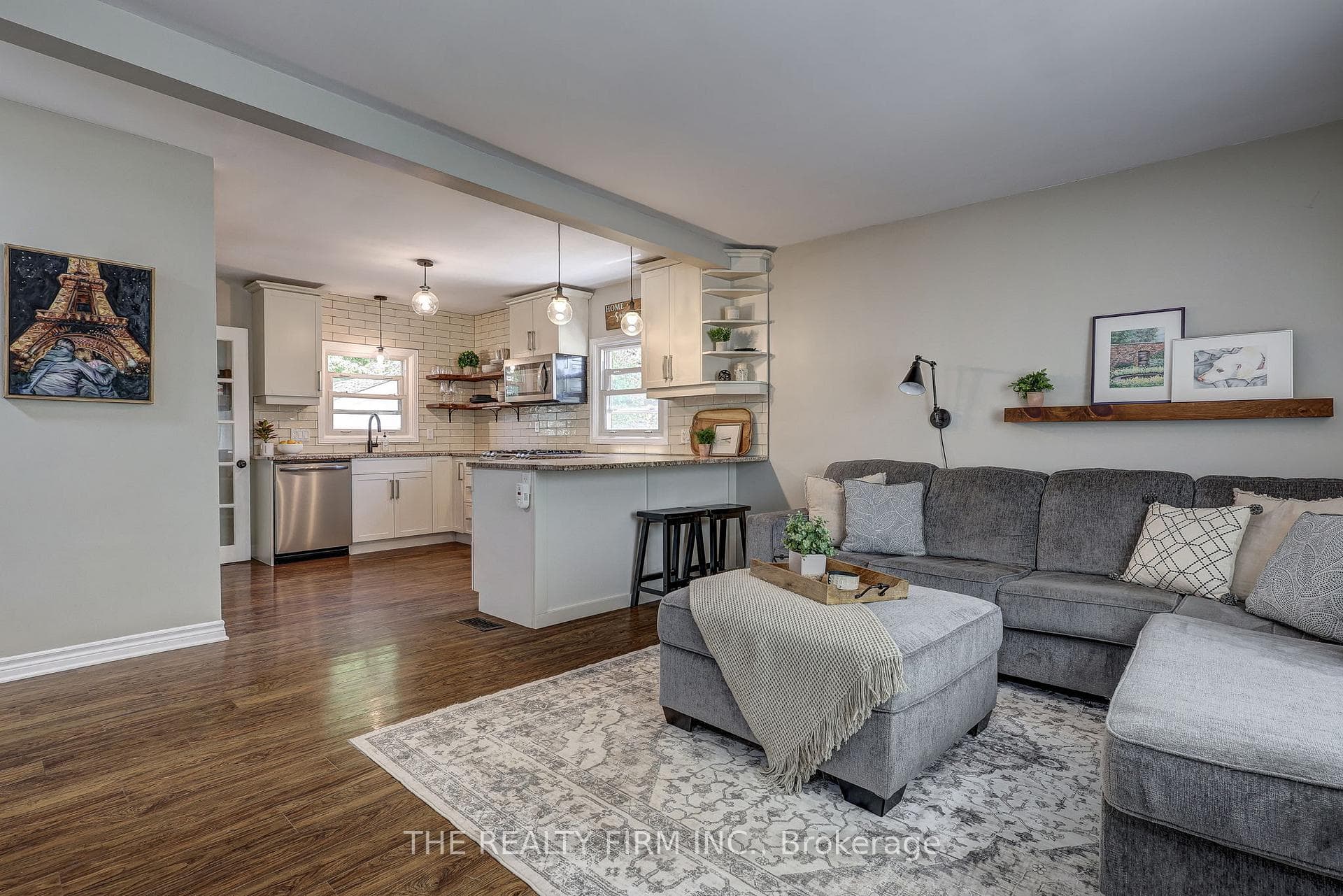697 Victoria Street photo 8