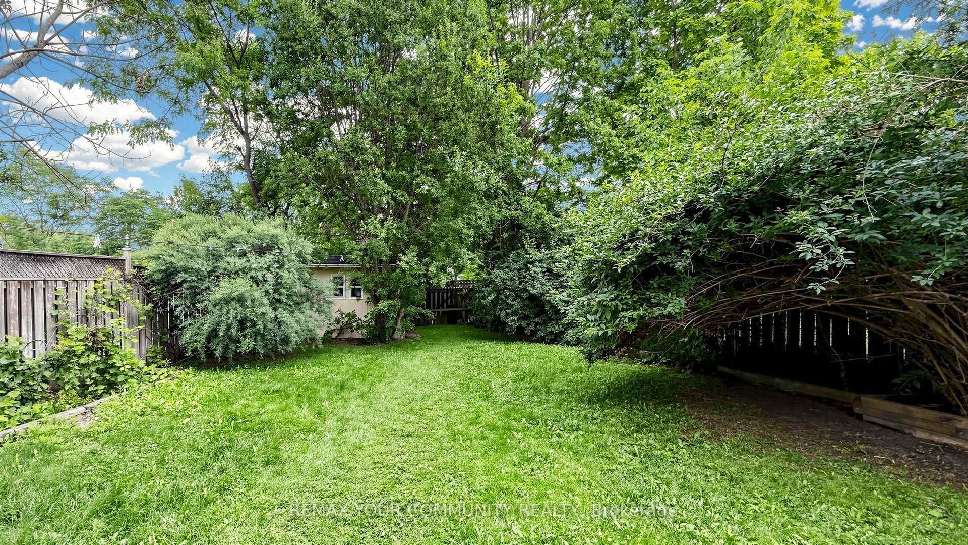 276 Currey Crescent photo 45