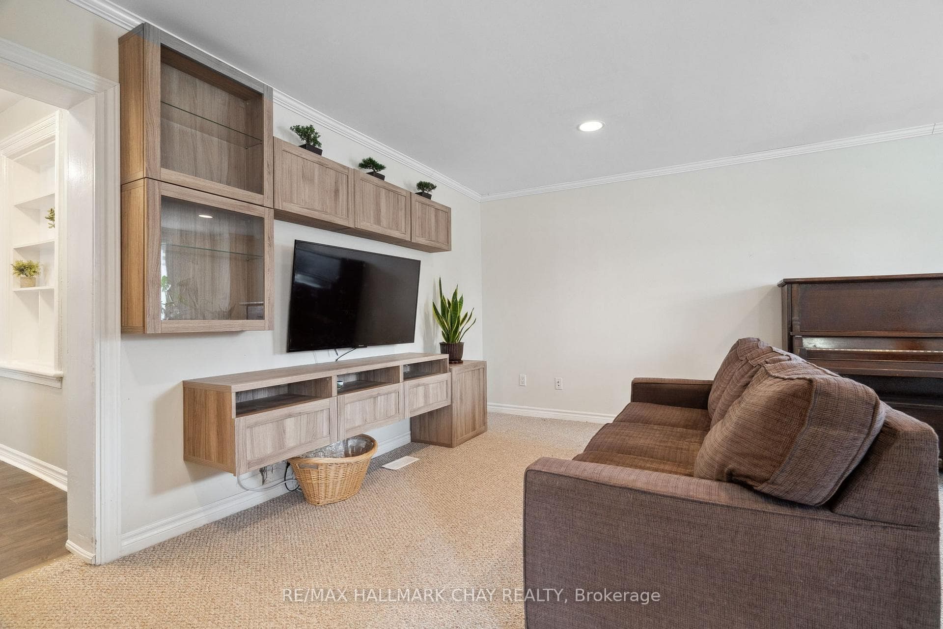 2088 Victoria Street photo 10