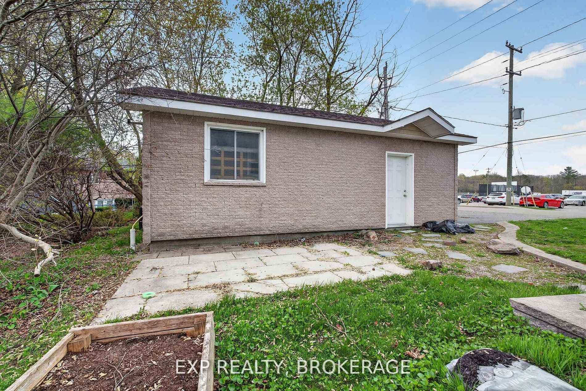 300 HERBERT Street photo 5