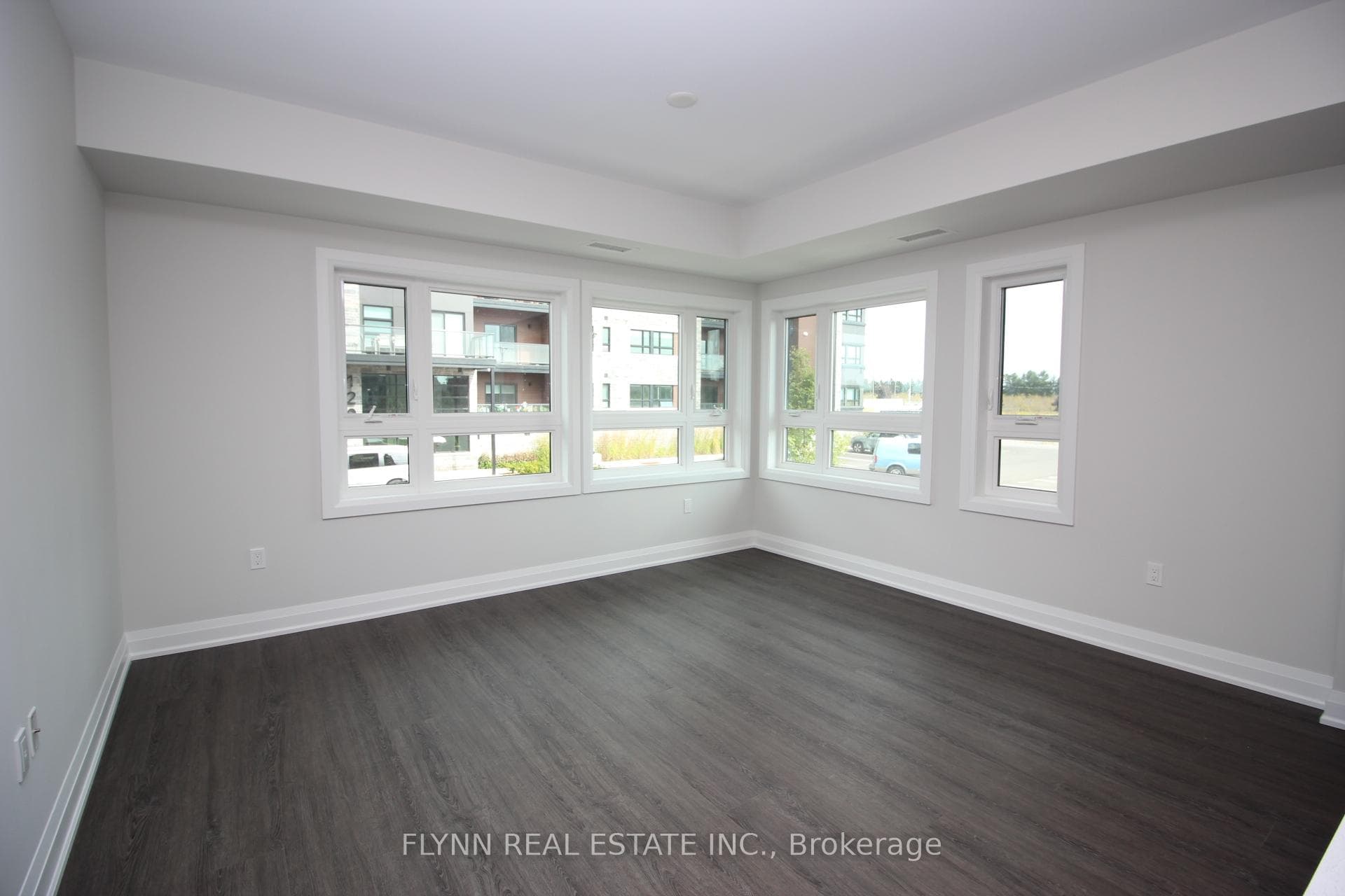 118 SUMMERSIDES Boulevard Unit 104 photo 6