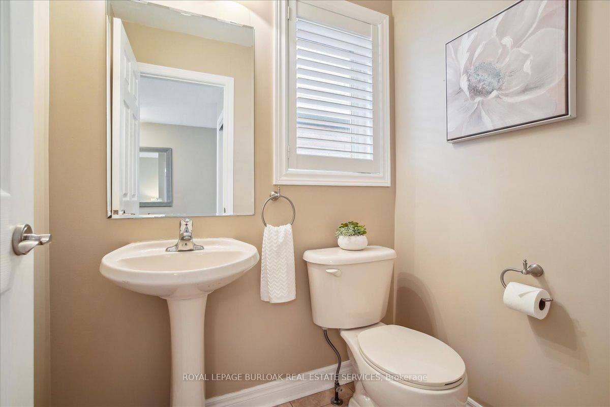 1009 Holdsworth Crescent photo 9