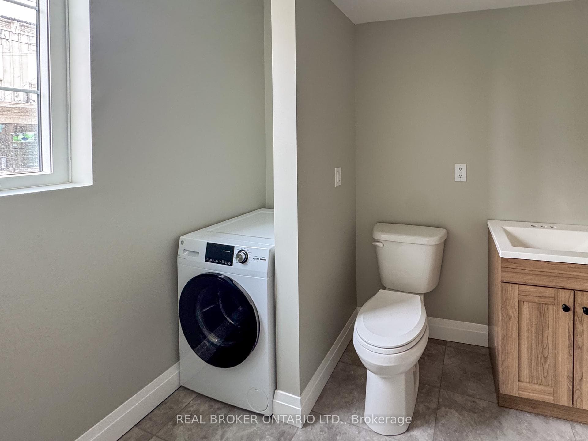 4 piece bath and laundry area