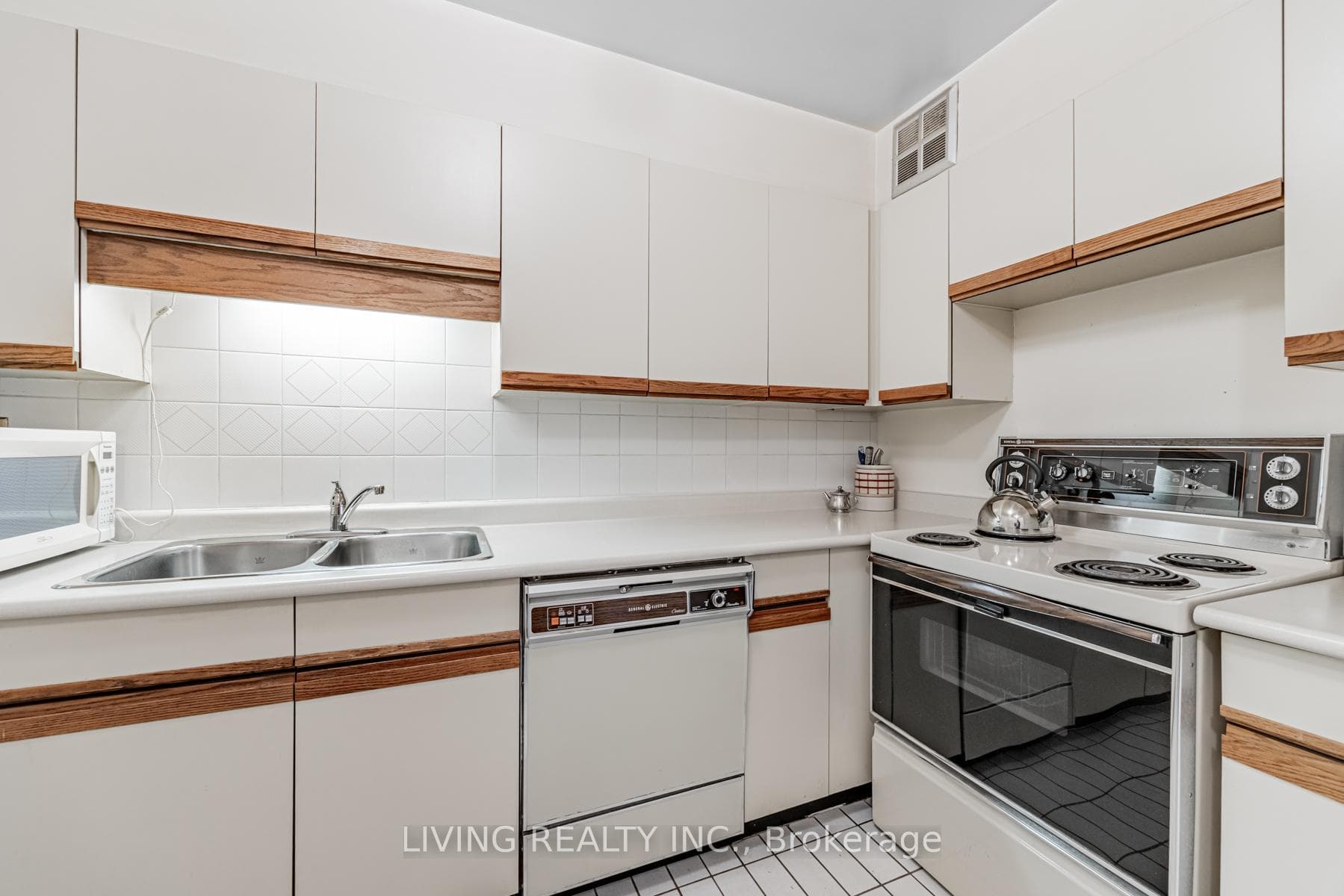 45 Carlton Street Unit 1405 photo 1