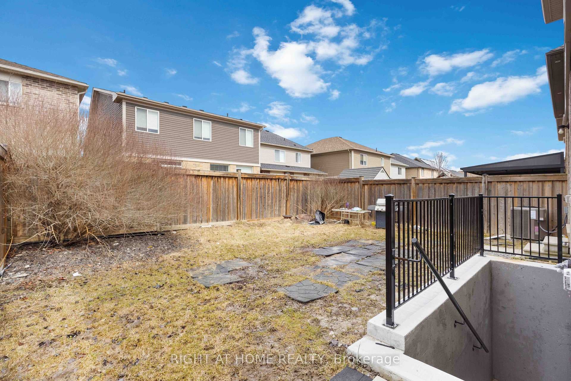 225 Blackwell Crescent photo 18