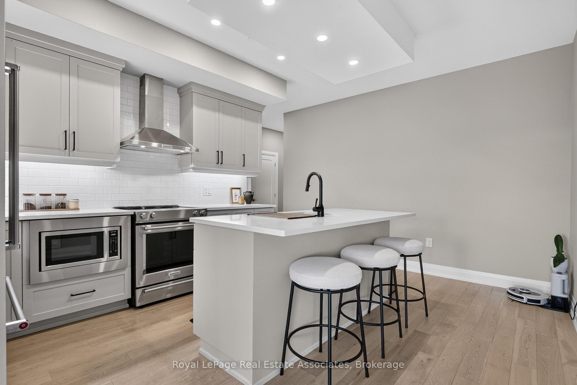 71 Wyndham Street Unit 612 photo 5