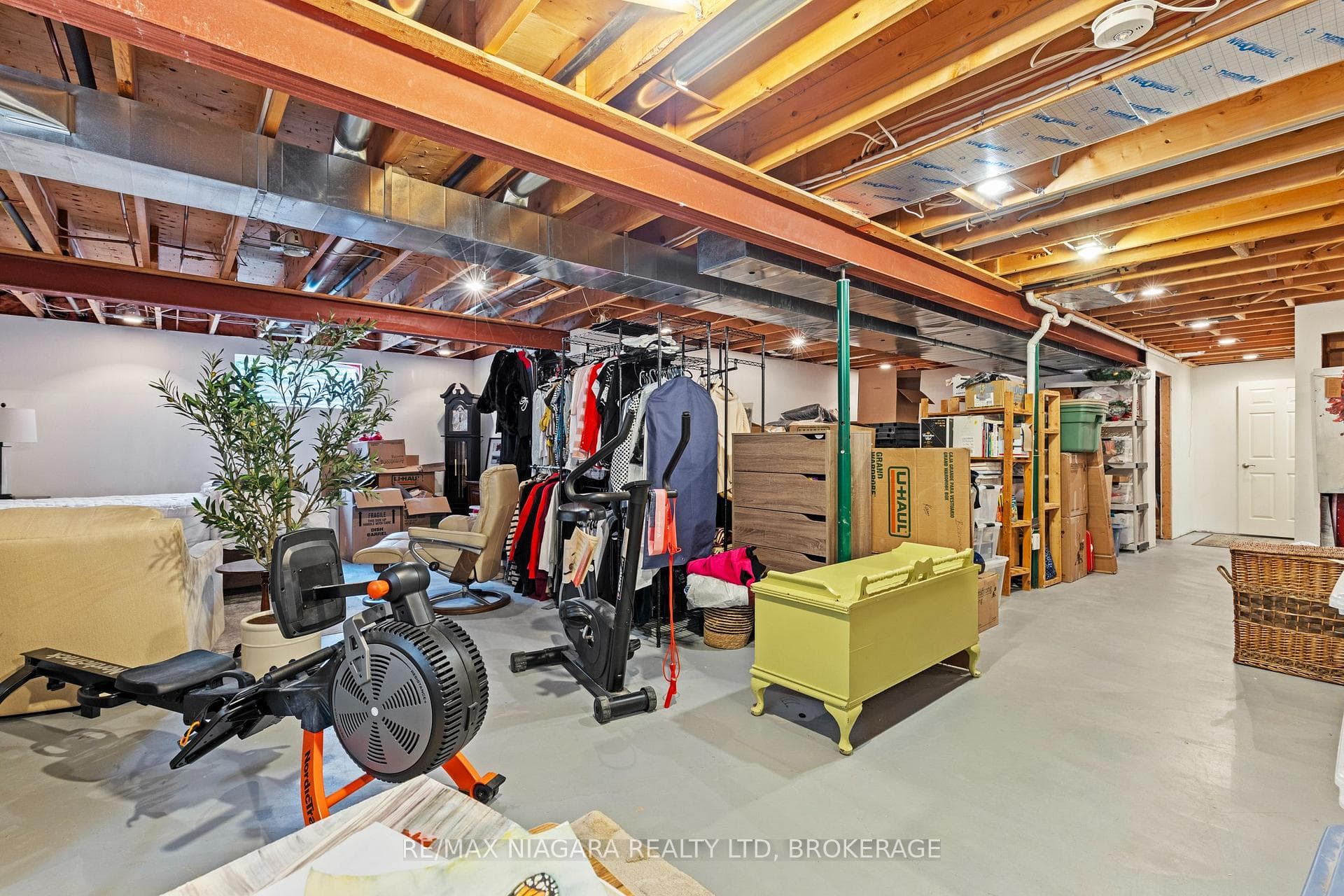 611 Victoria Street photo 35