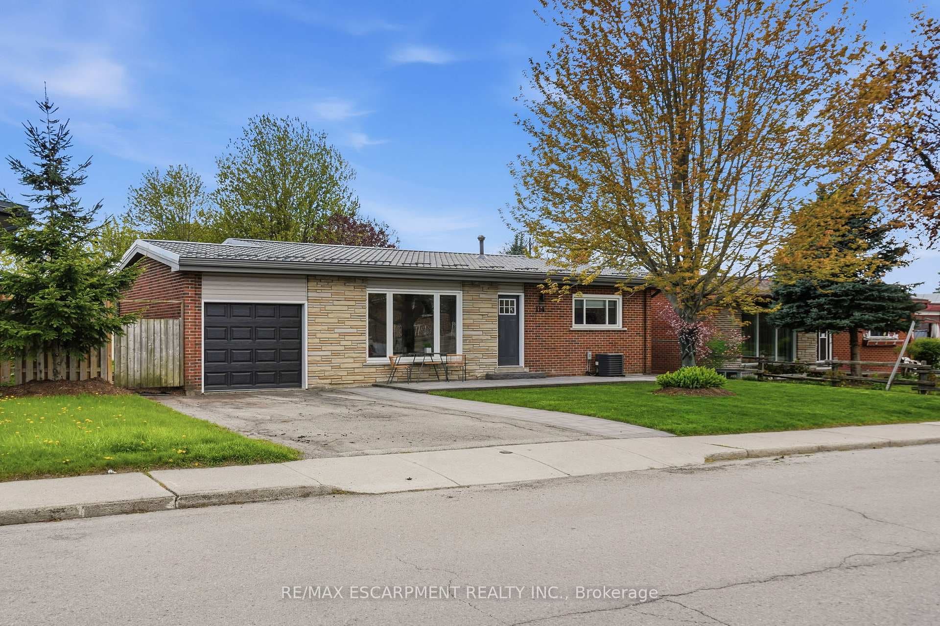 114 LUSCOMBE Street photo 2