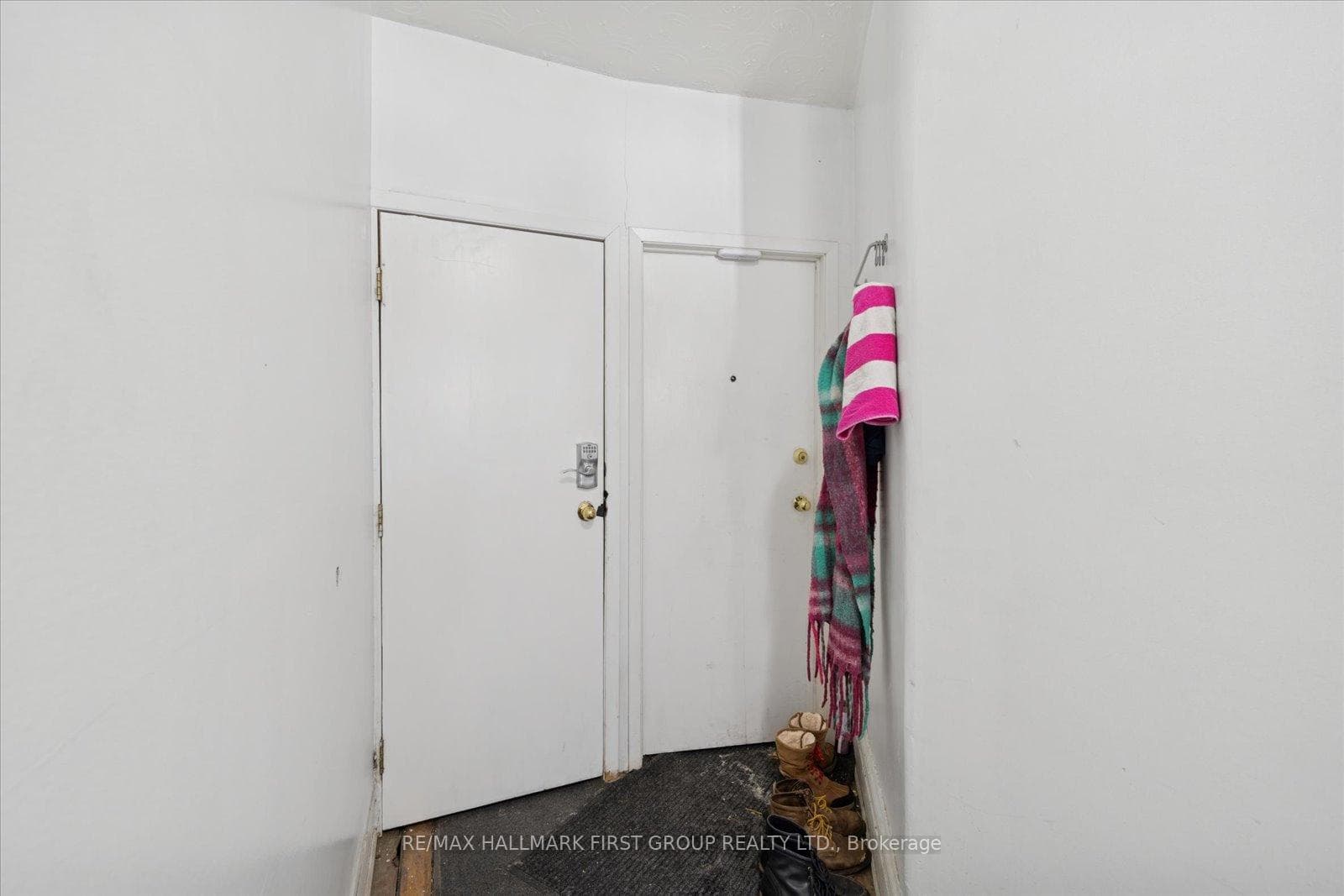 246 Montrose Avenue photo 6