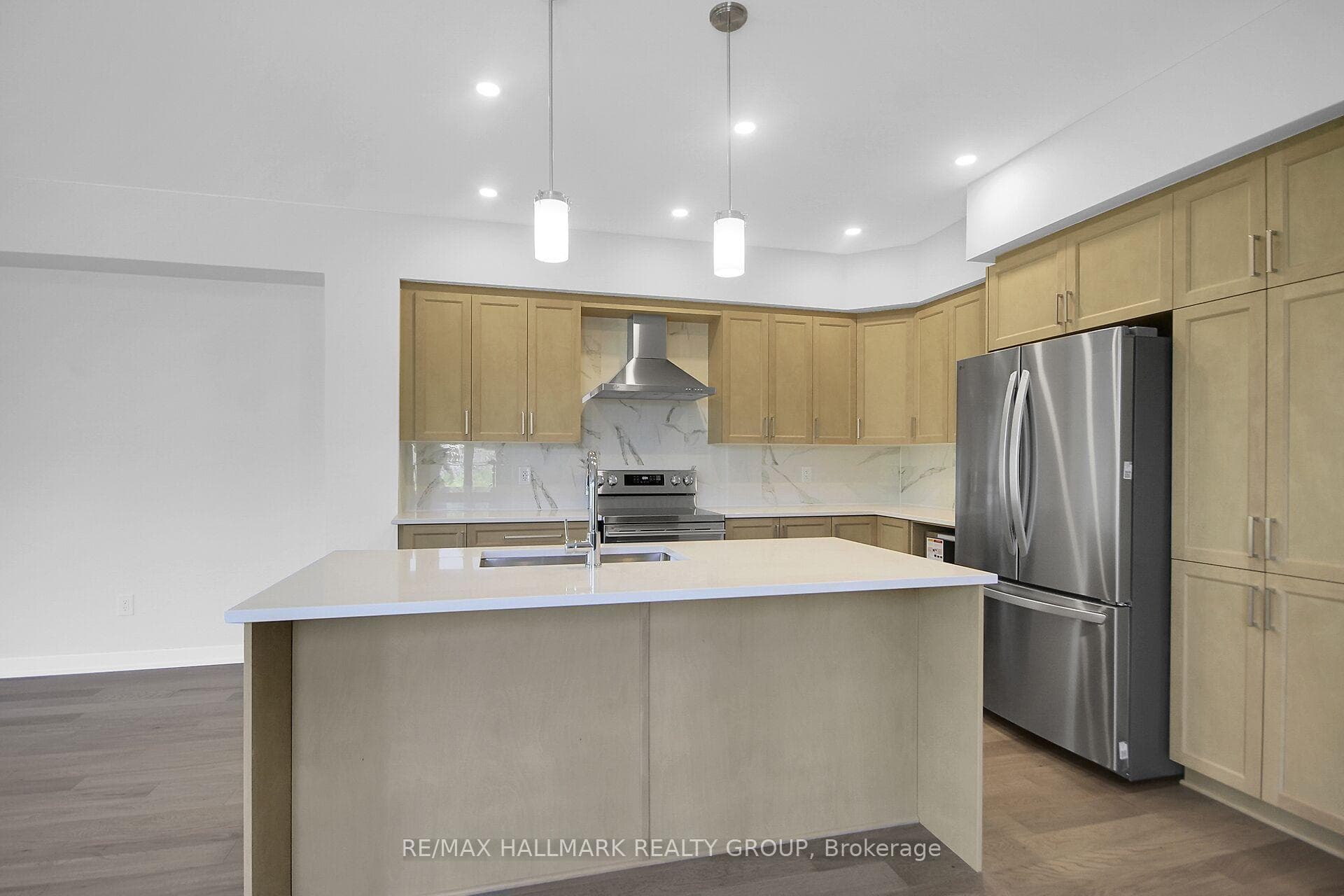 749 NEWSTEAD Crescent photo 9
