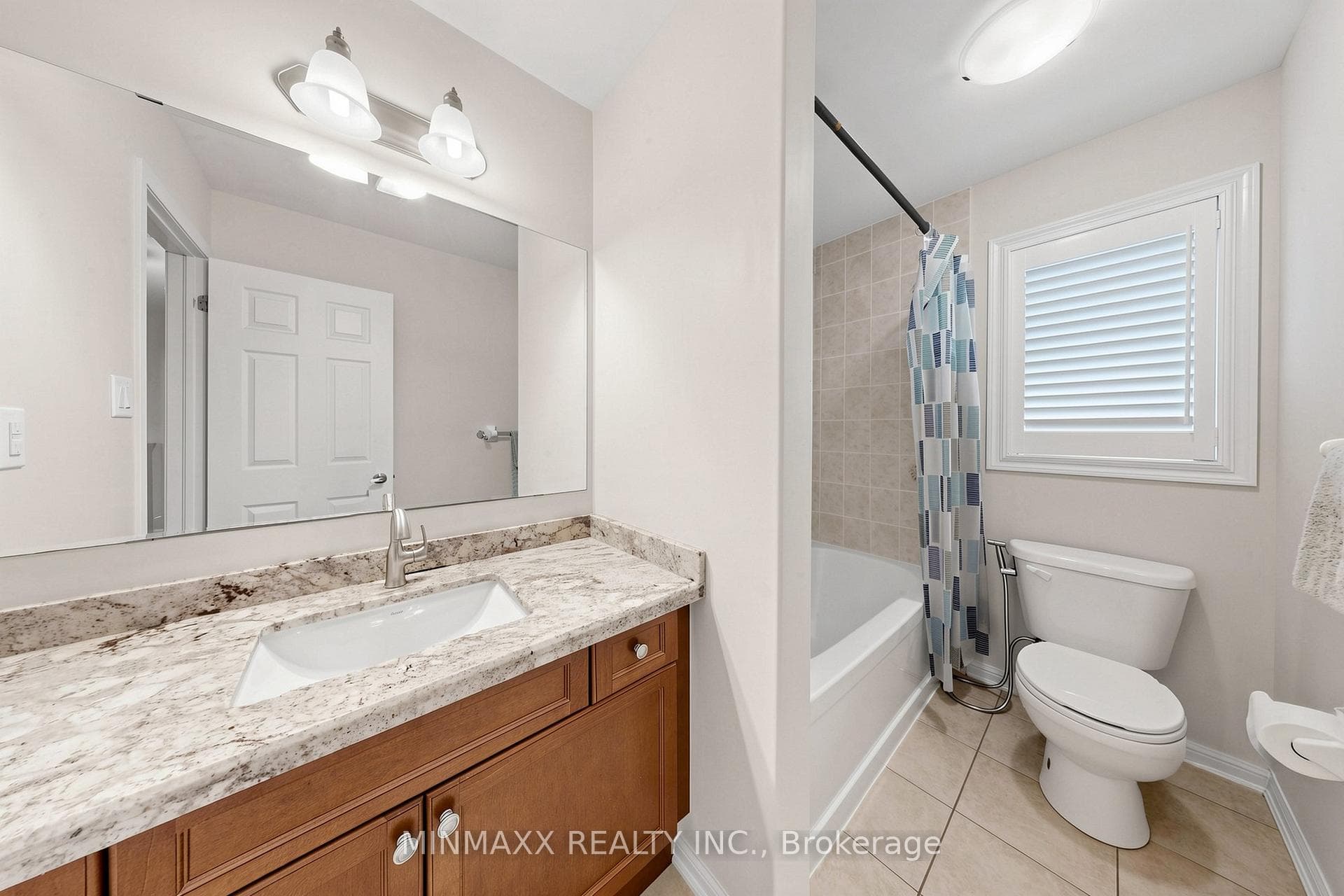 916 Minchin Way photo 40