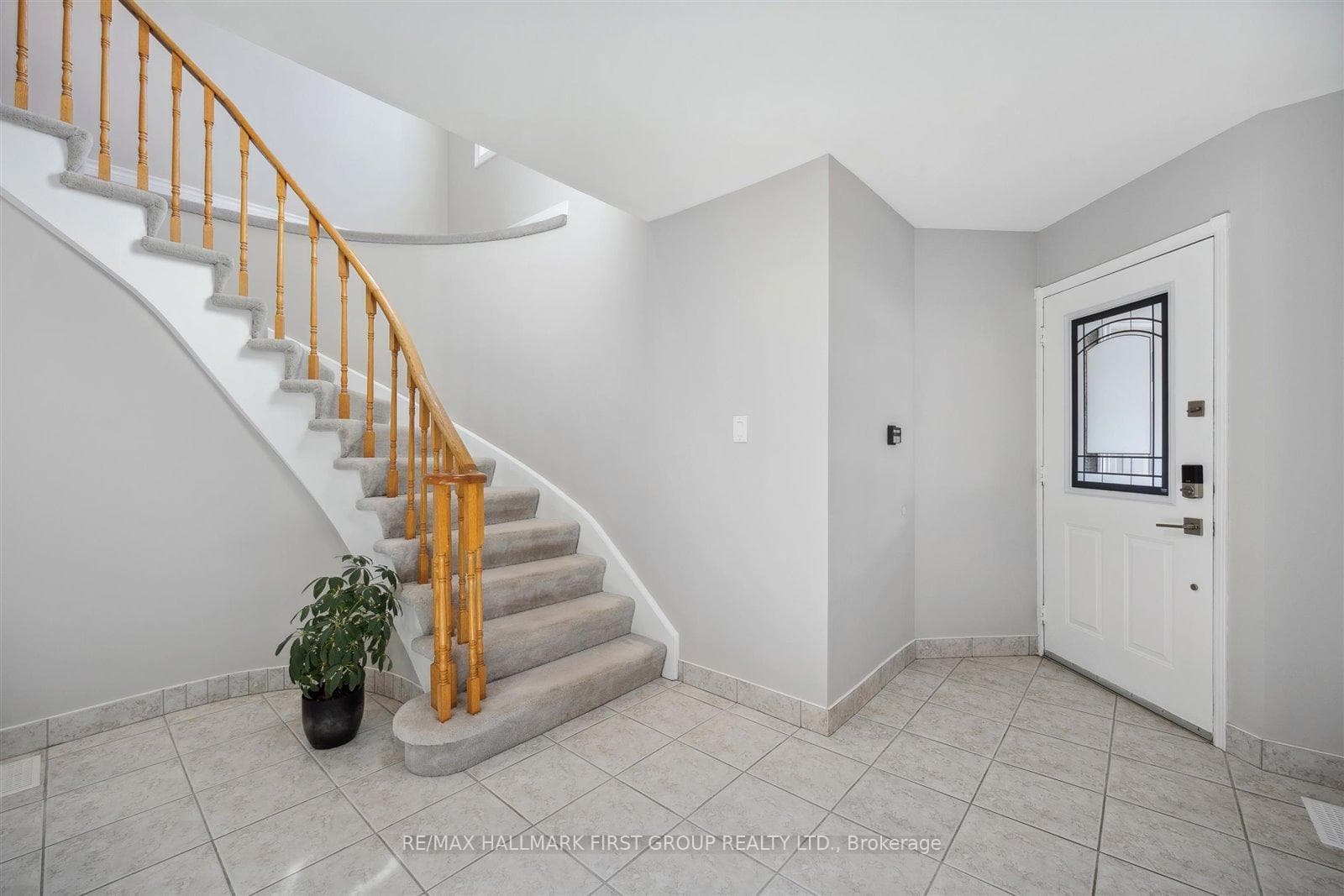 1041 Honeywood Crescent photo 3