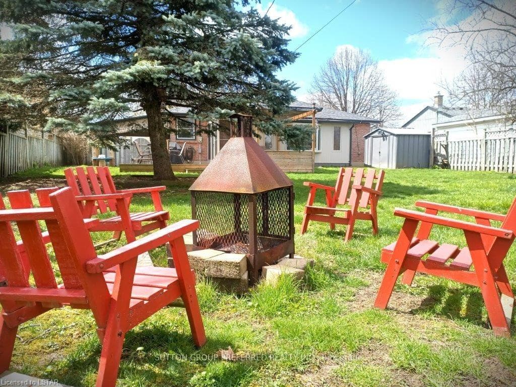 1180 Farnsborough Crescent photo 38
