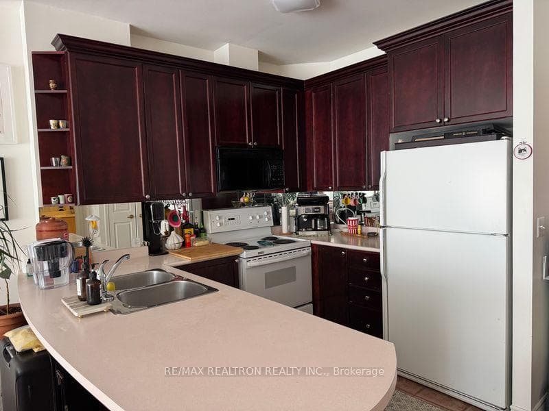 980 Yonge Street Unit 714 photo 9