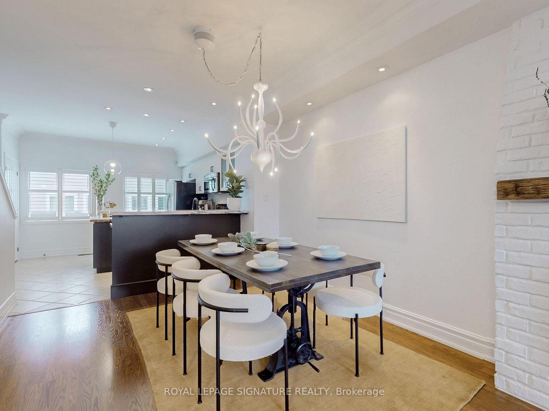 93 Piggott Mews photo 8
