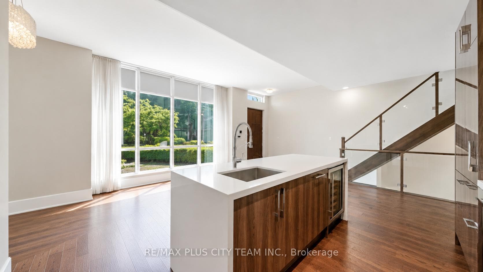 29 Queens Quay Unit TH122 photo 5