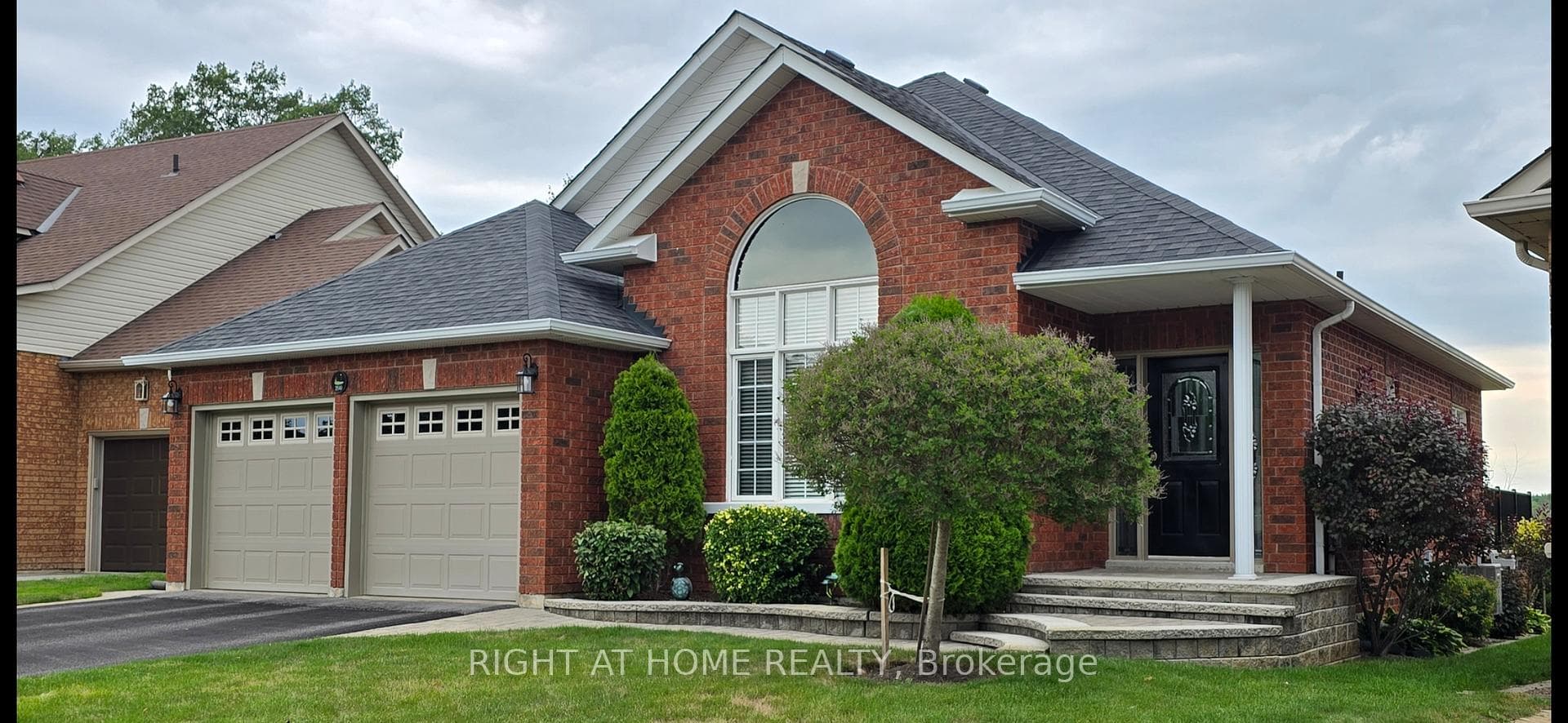 299 Waterbury Crescent photo 1