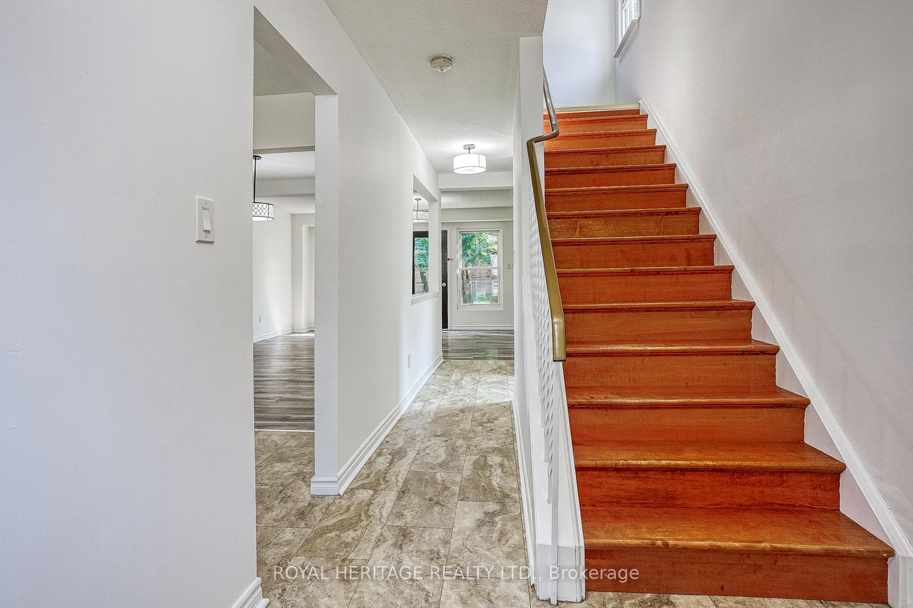 1403 Fenelon Crescent photo 7