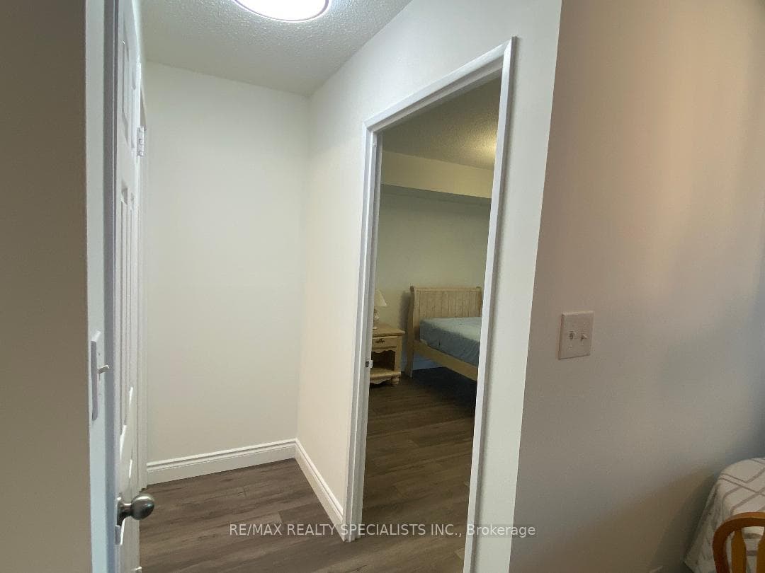 156 Enfield Place Unit 2001 photo 14