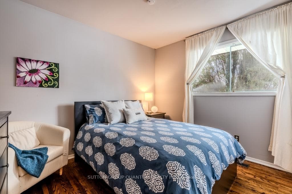 1382 Gainsborough Drive photo 14